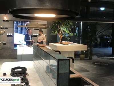 Dekker showroom in Architekturwerkstatt met Wave Design en Pitt Cooking