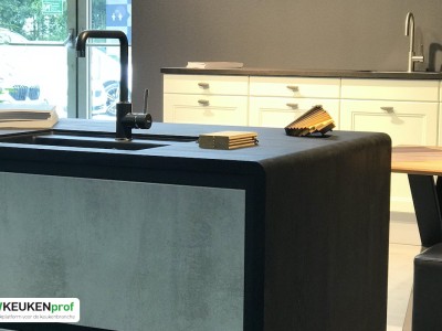 Prachtige massief houten werkbladen en kookeiland van SPEKVA.