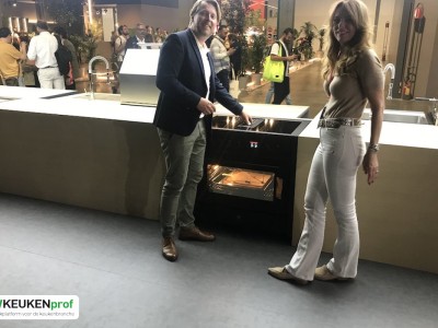 STEEL - Christian Borsboom demonstreert de Mistral aan Yvonne Jonker (Falmec NL)